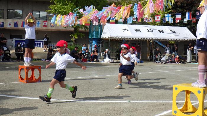 かけっこをする3歳児