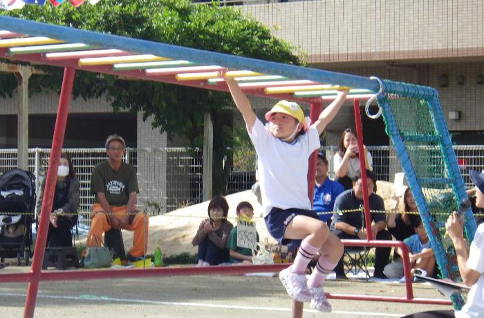 うんていに挑戦する5歳児