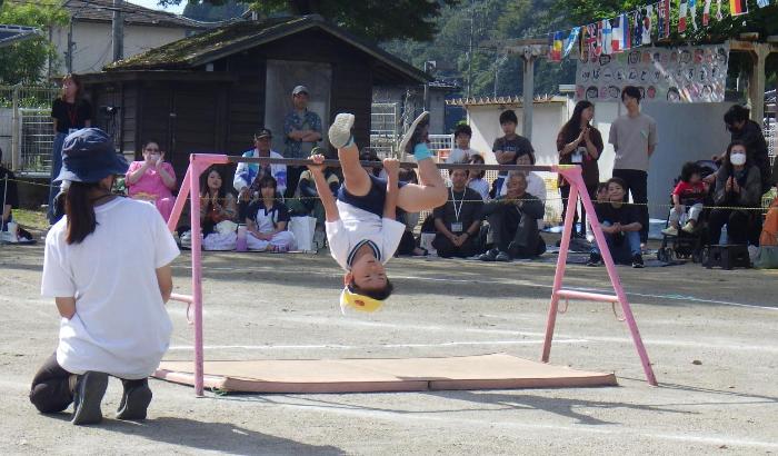 鉄棒に挑戦する5歳児