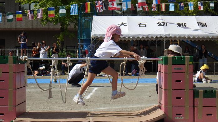 運動遊びでゆらゆら橋に挑戦する4歳児