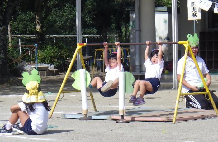 カエルに変身するために体を鍛えるイメージで運動遊びに取り組む3歳児