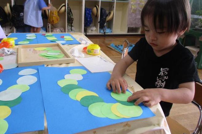 乗り遊びで青虫をつくる3歳児