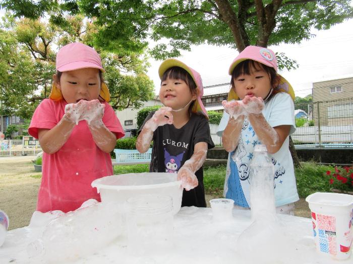 石鹸を泡立てて遊ぶ4歳児