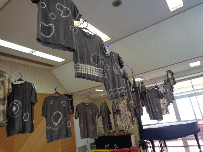 どんぐり染めしたTシャツを干している様子