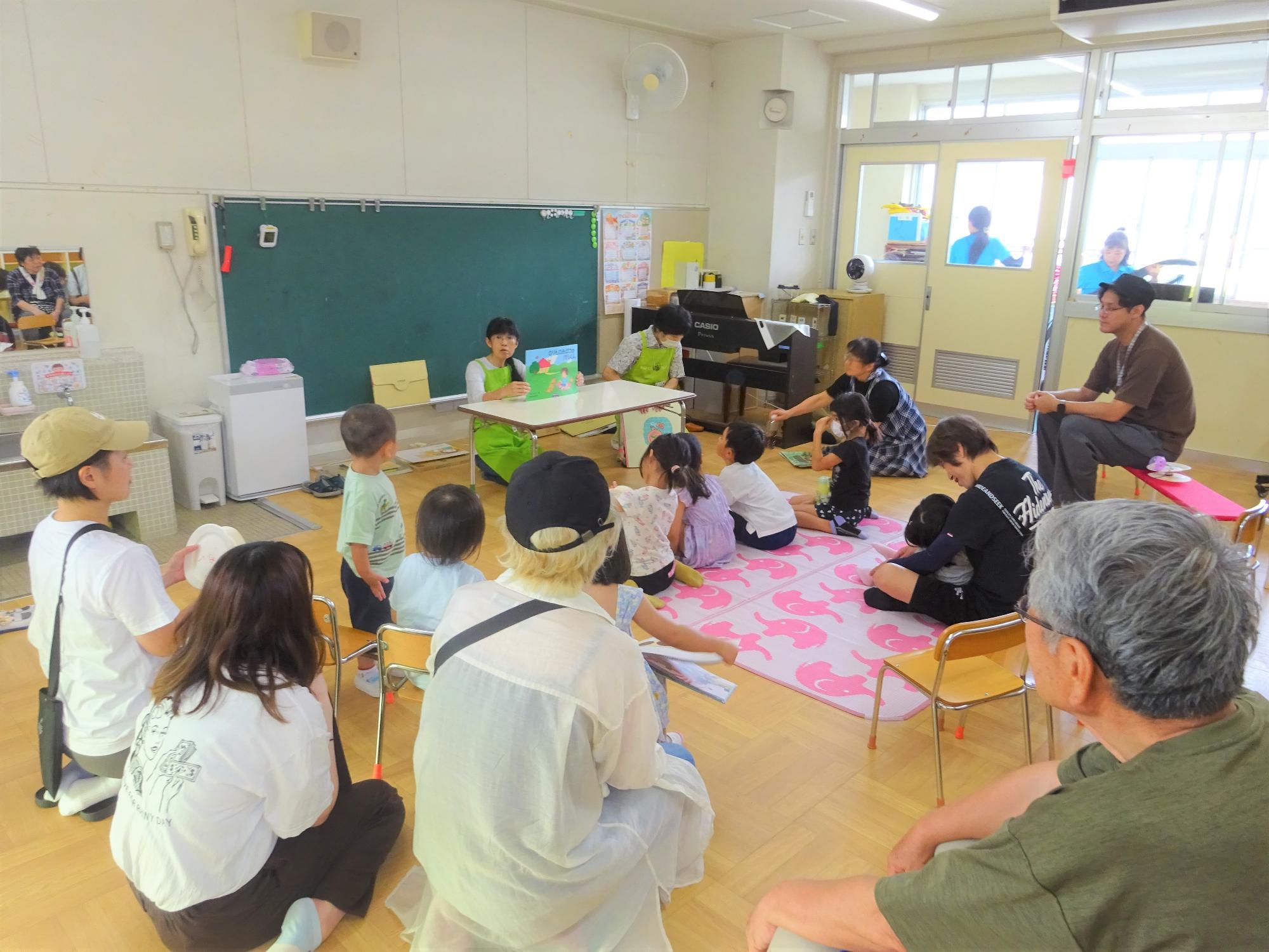 お話を聞く子どもたち