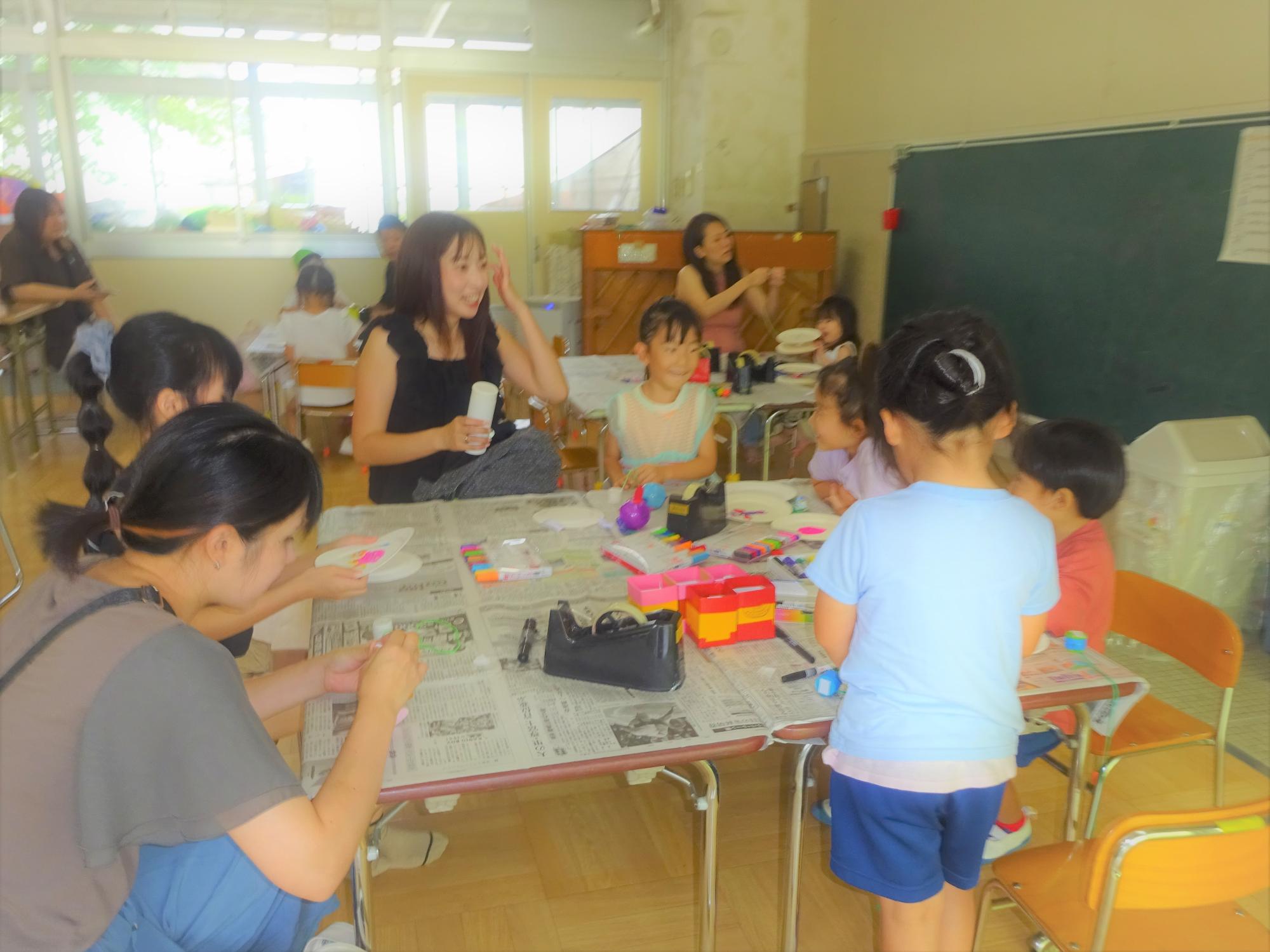 製作をする子どもたち