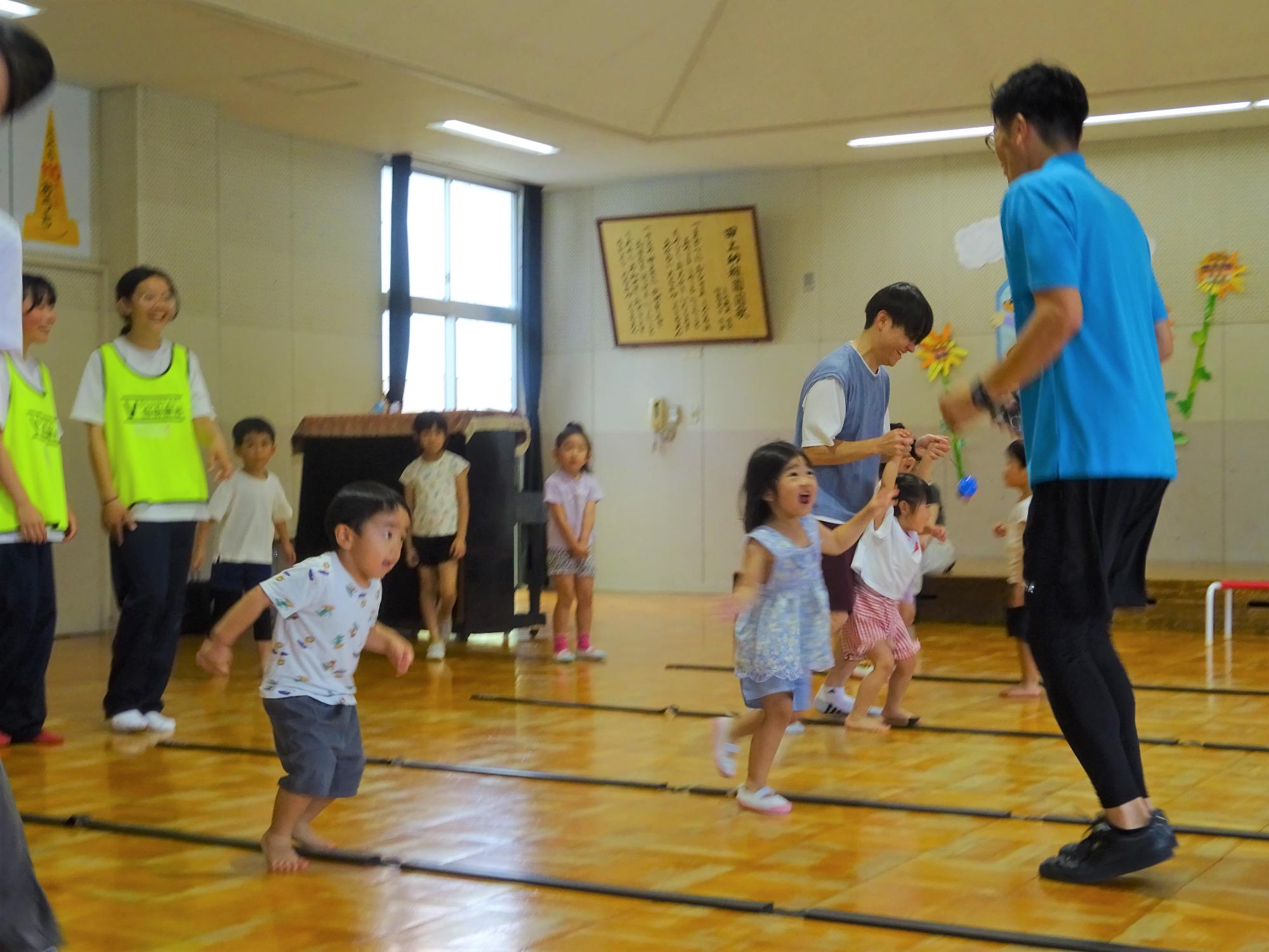 運動遊びをする子ども