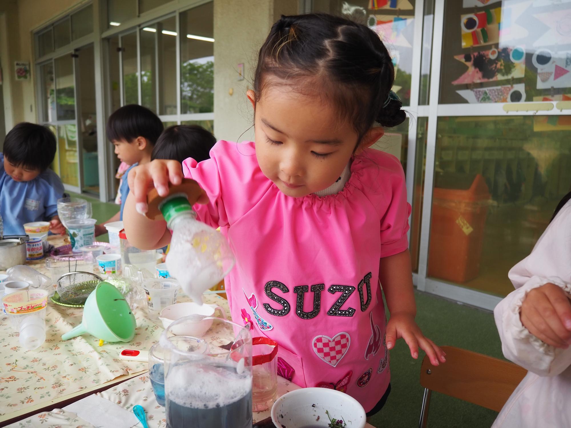 ジュースを持っている子ども