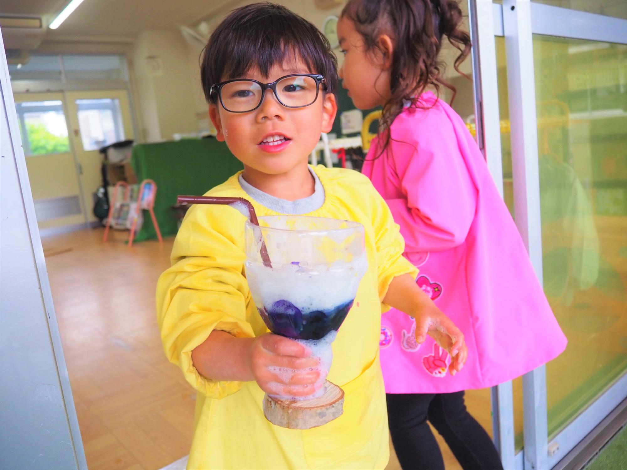 ジュースを持っている子ども