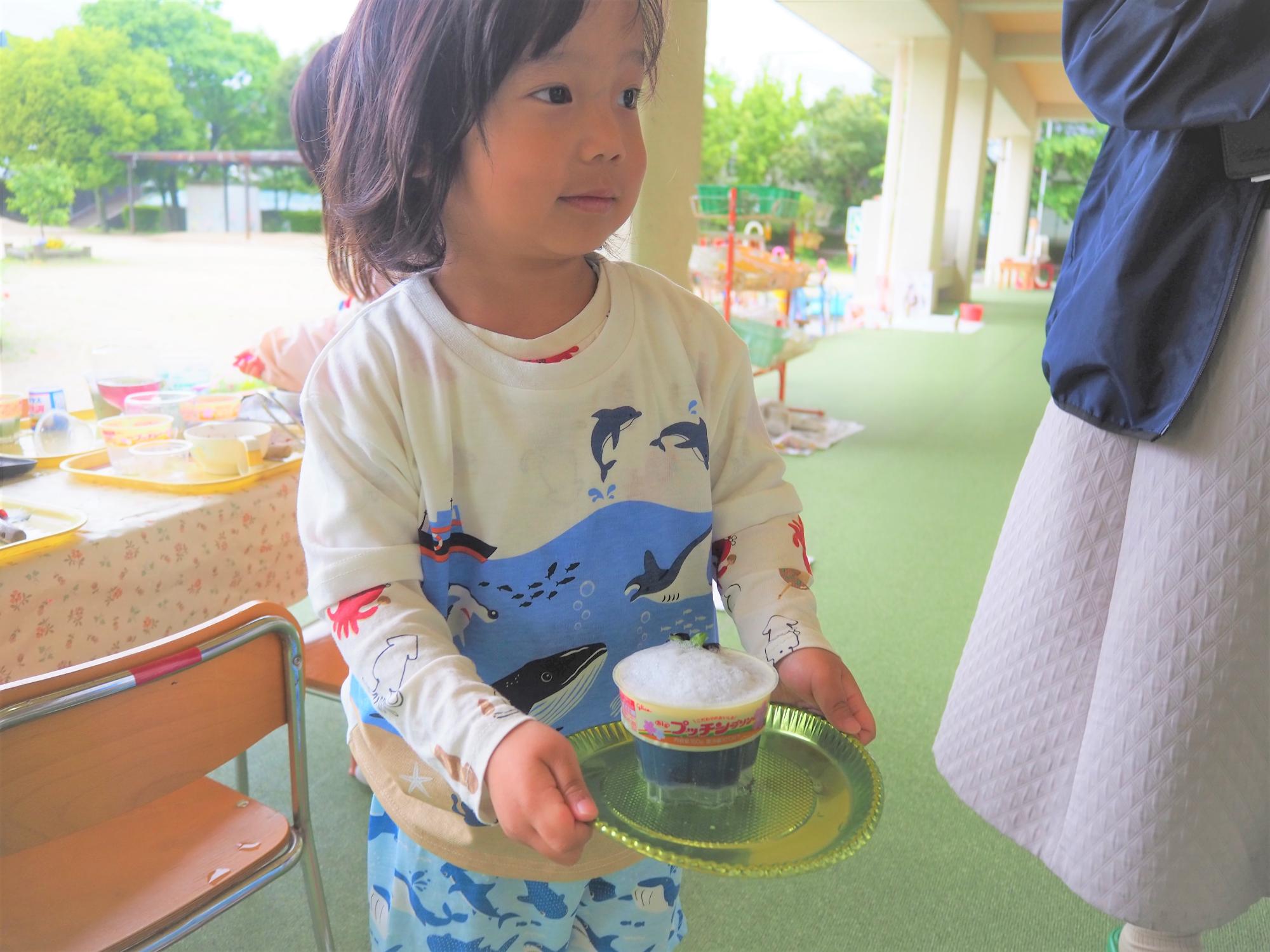 ジュースを持っている子ども