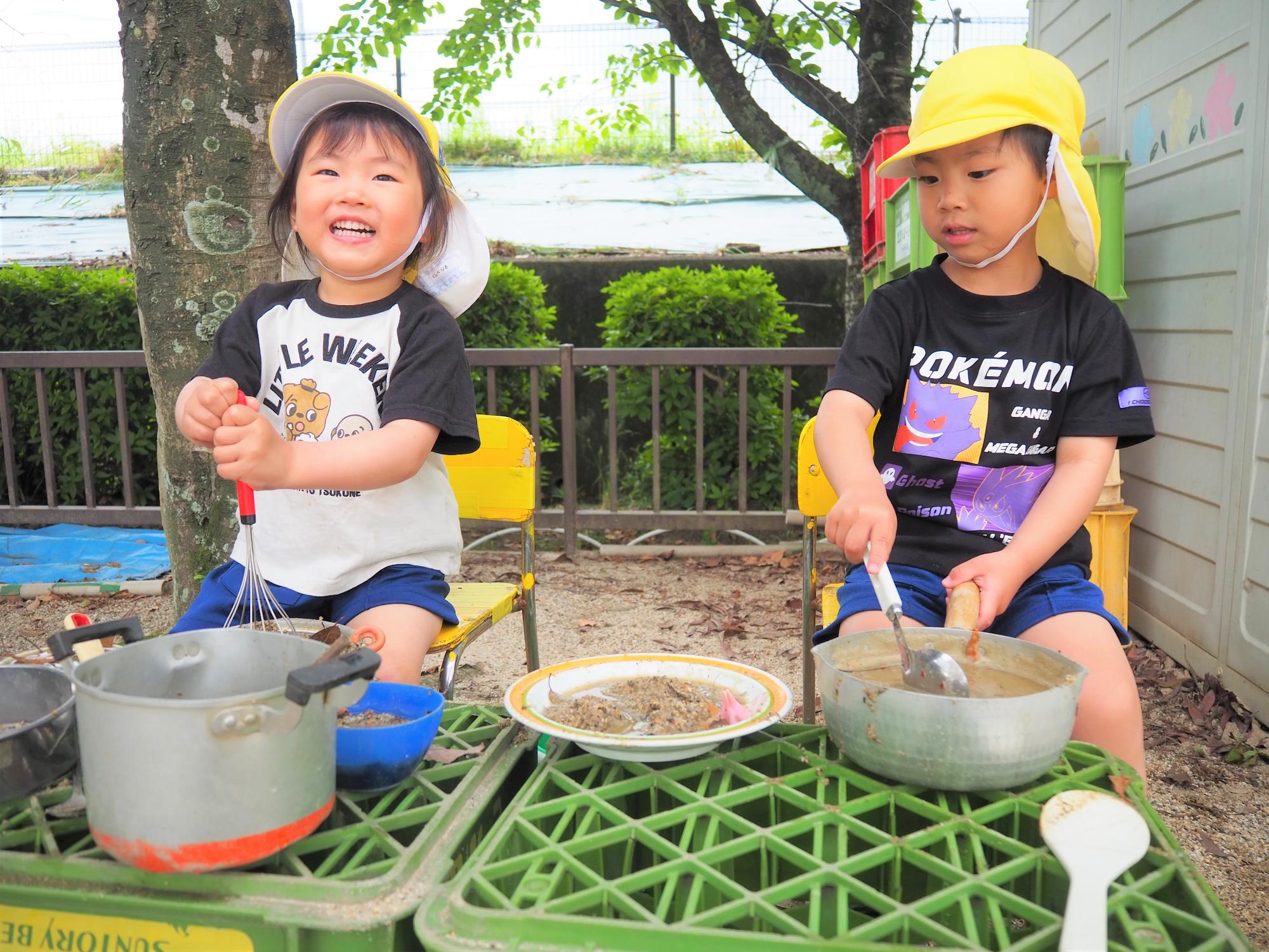 砂で遊ぶ子ども