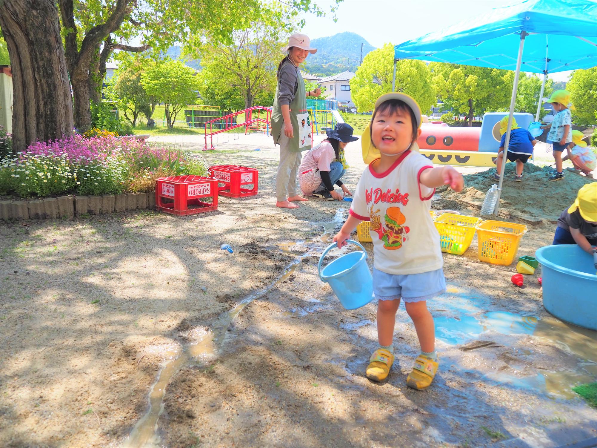 砂で遊ぶ子ども