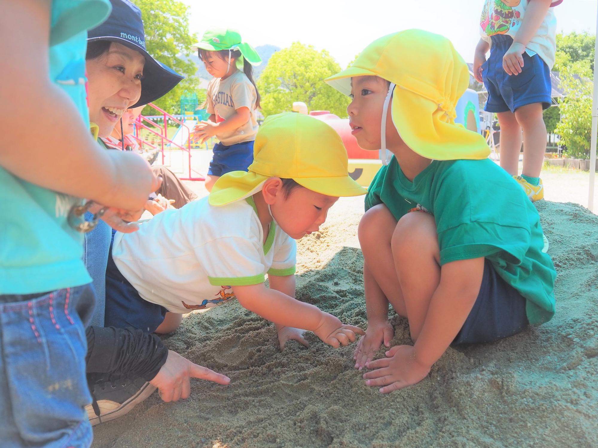 砂場で遊んでいる子ども