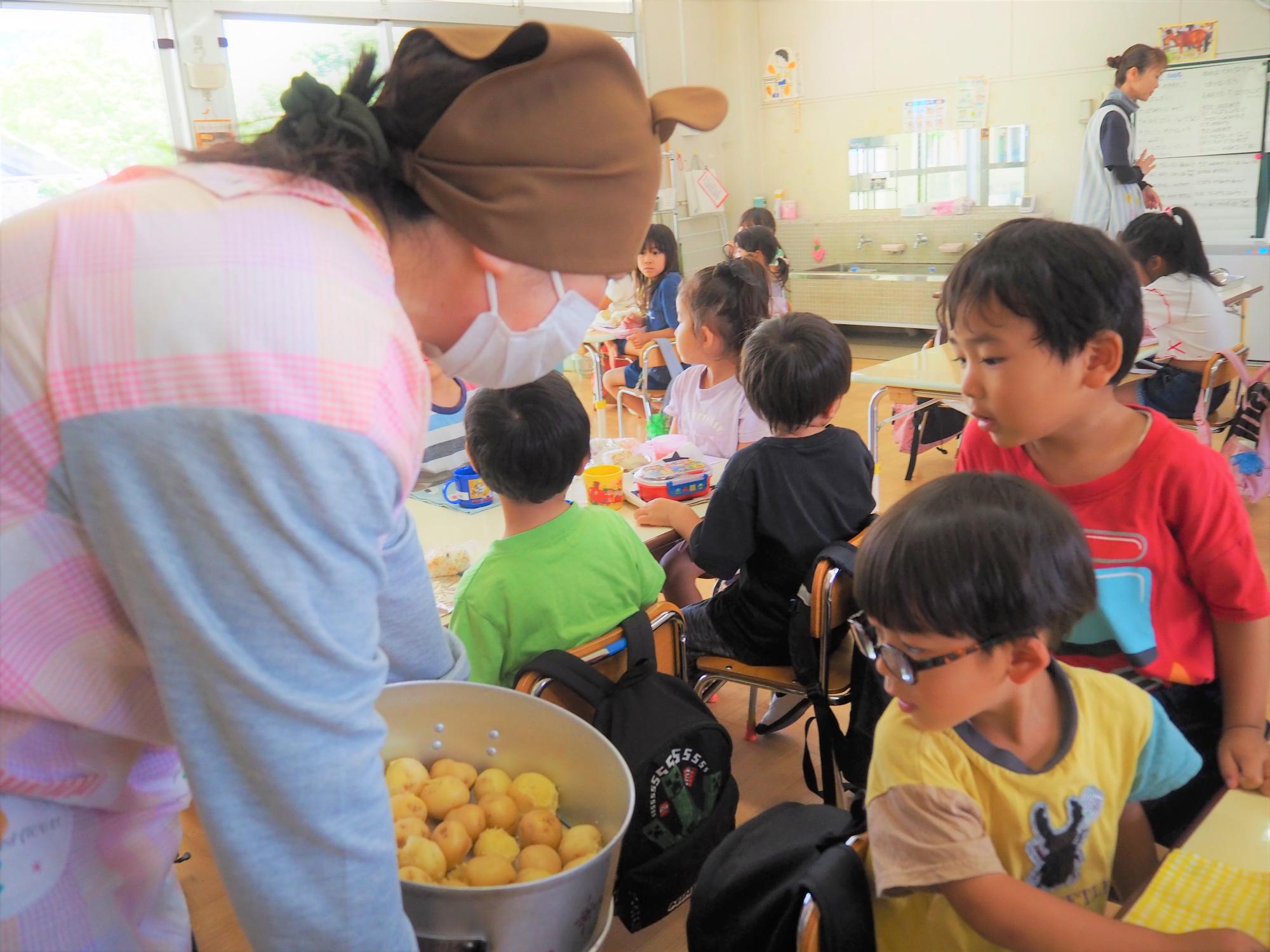 ジャガイモを食べる子ども