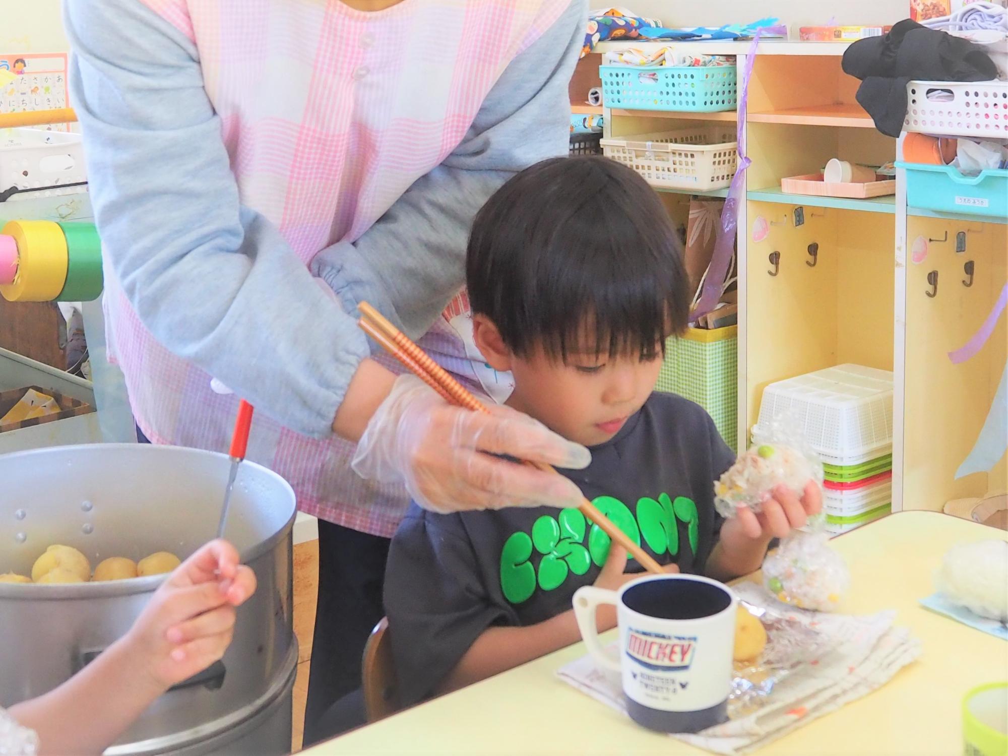 ジャガイモを食べる子ども