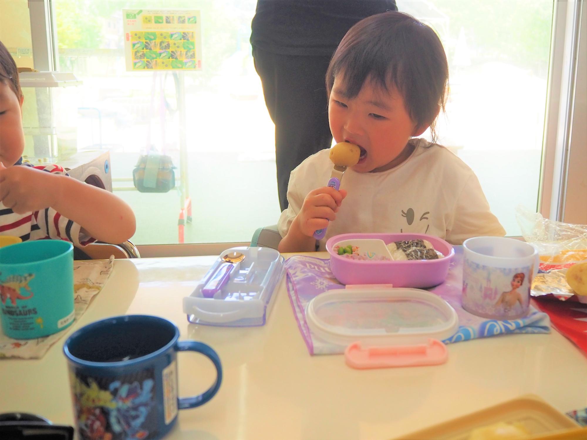 ジャガイモを食べる子ども