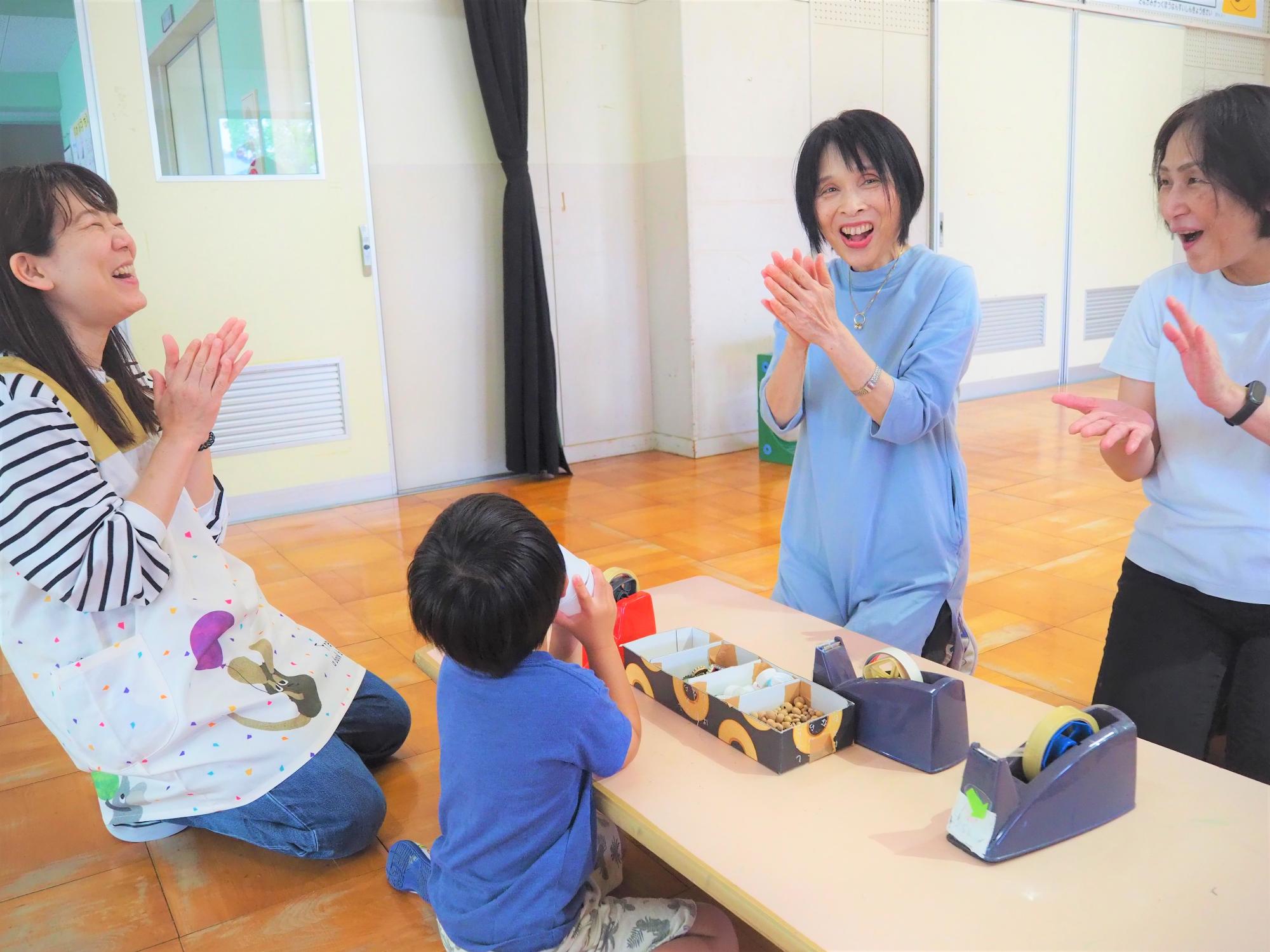 楽器遊びをする子ども