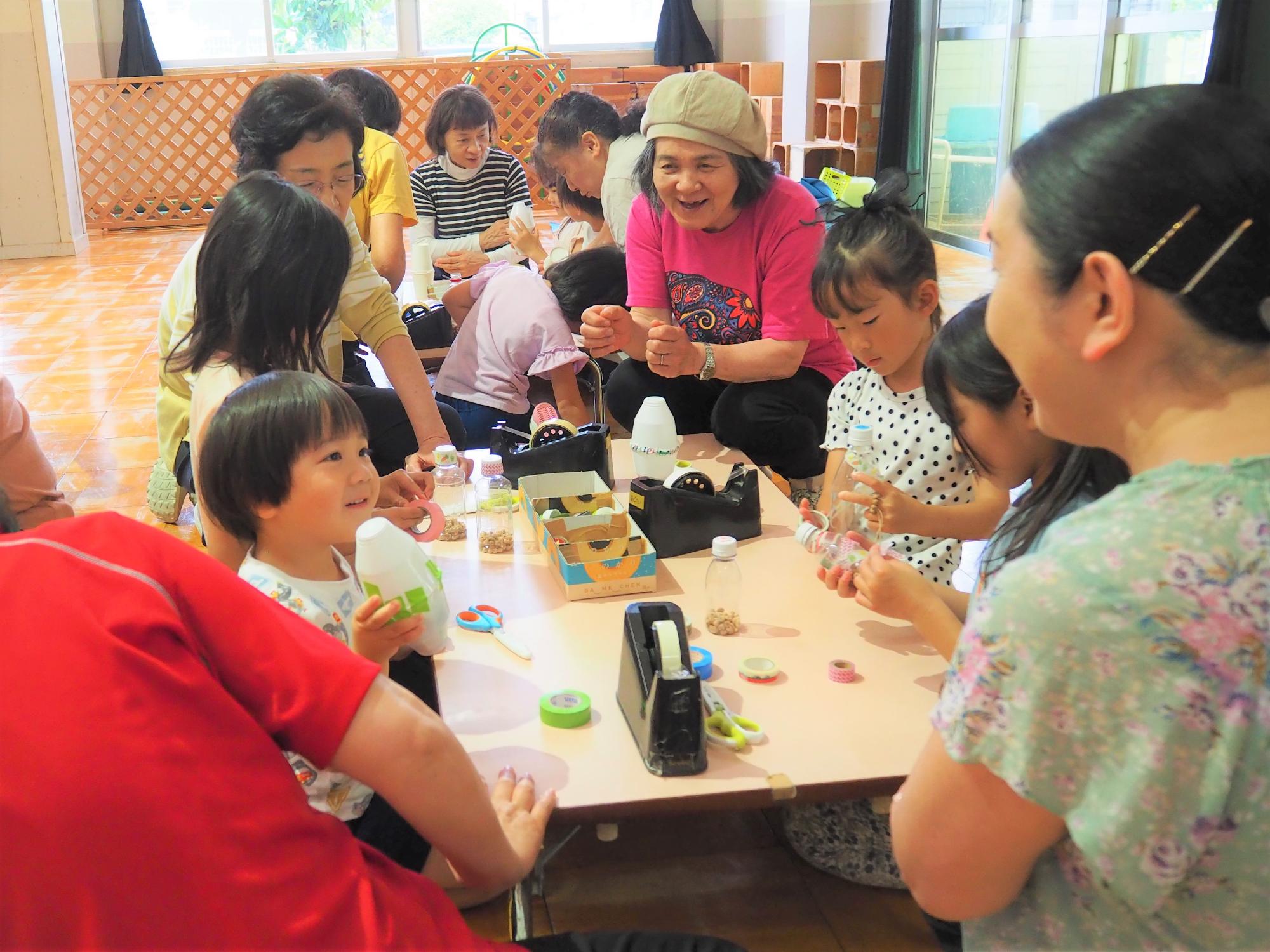 楽器遊びをする子ども