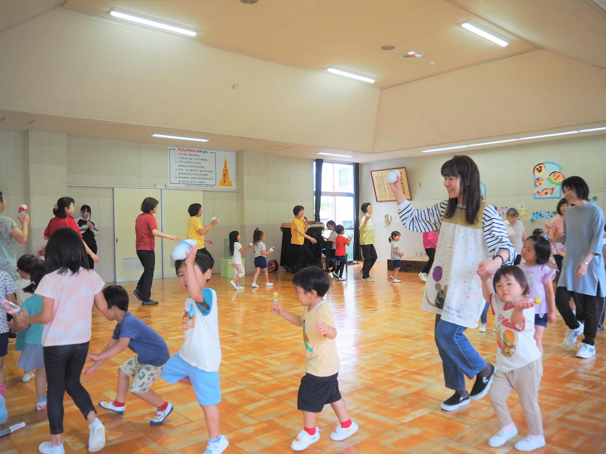 楽器遊びをする子ども