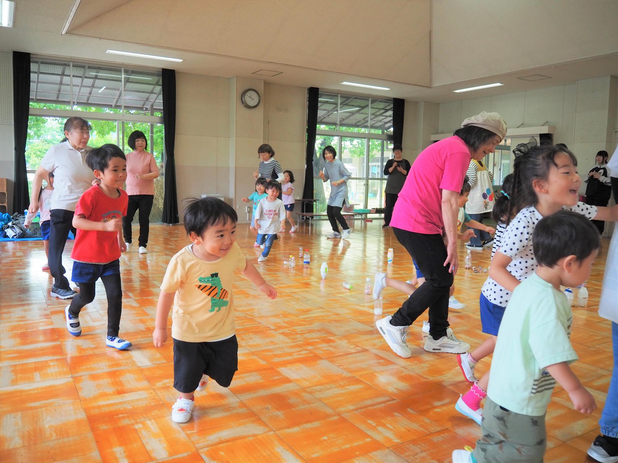 リズム遊びをする子ども