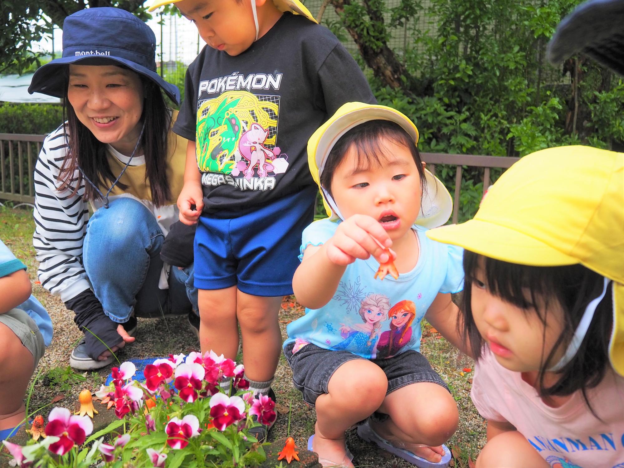 たこさんウインナーを拾う子ども