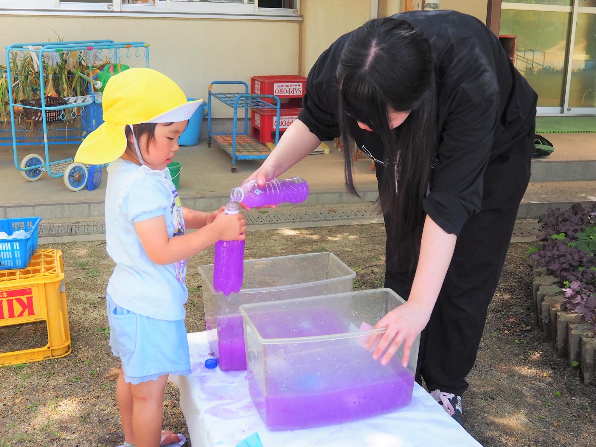 色水で遊ぶ子ども
