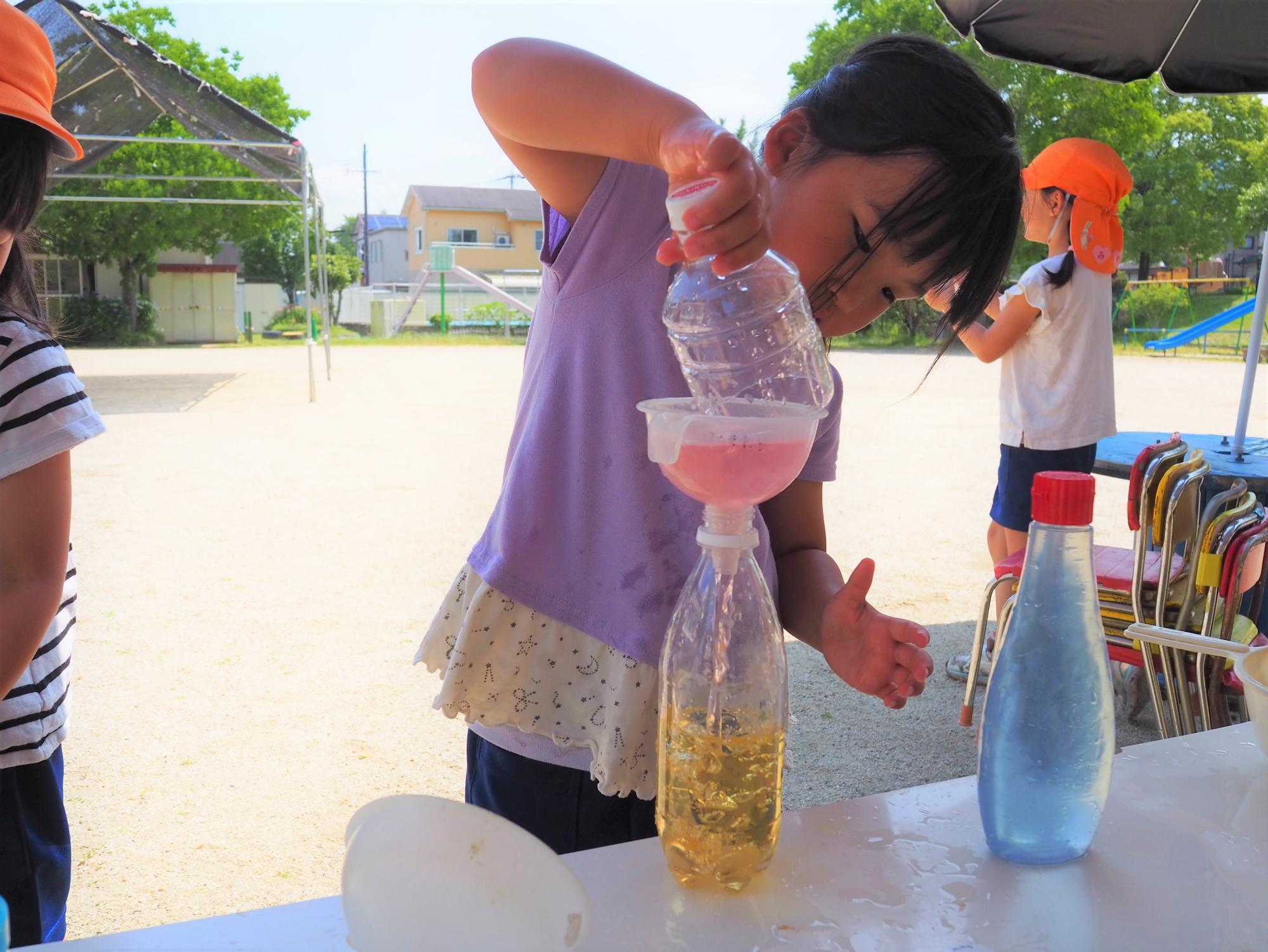 色水で遊ぶ子ども