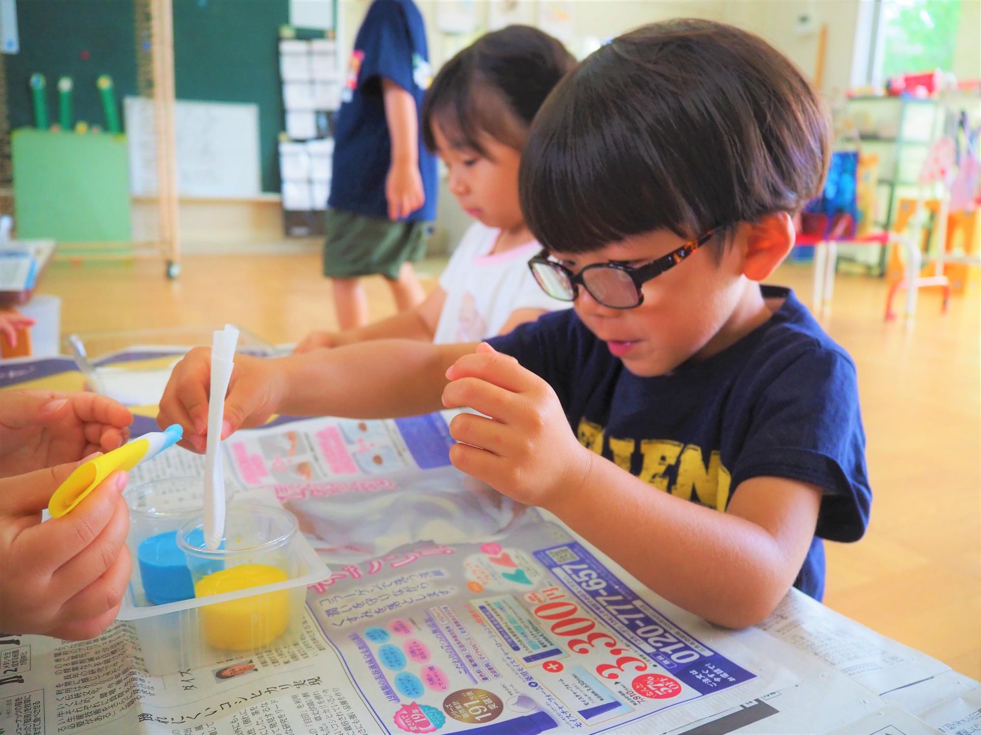 絵の具で遊ぶ子ども
