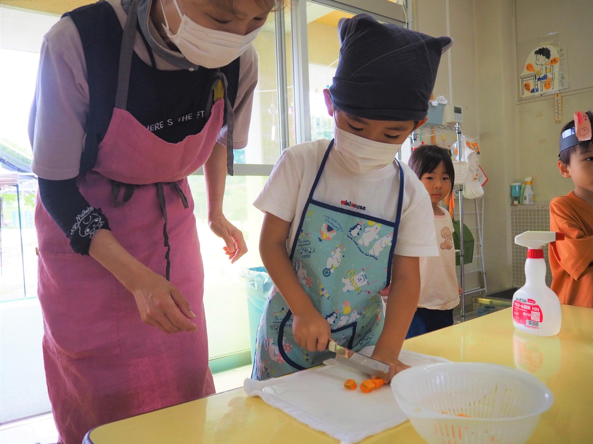 料理をする子ども