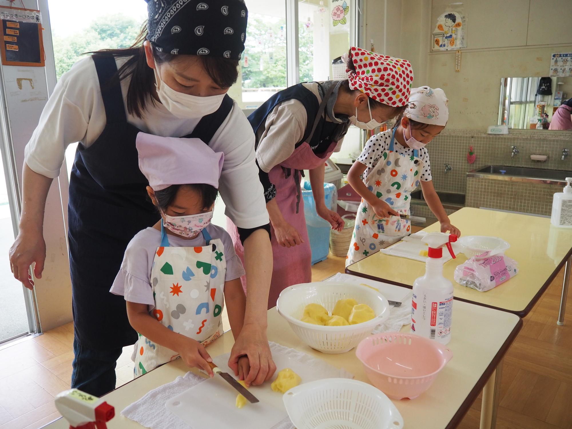 料理をする子ども
