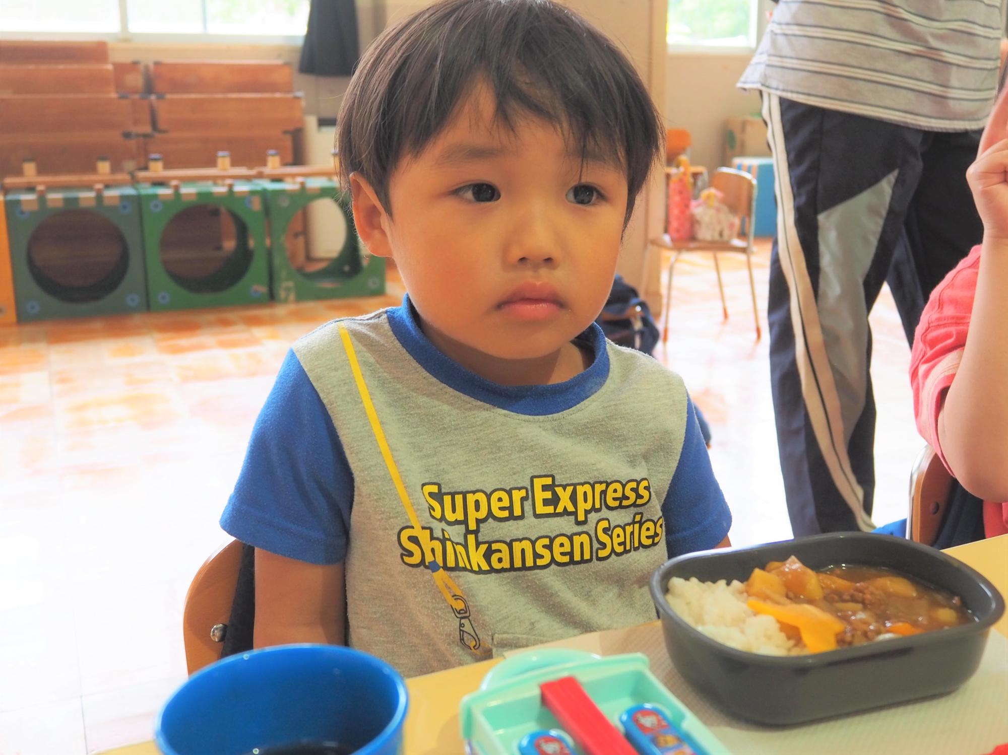 会食でカレーを食べる子ども