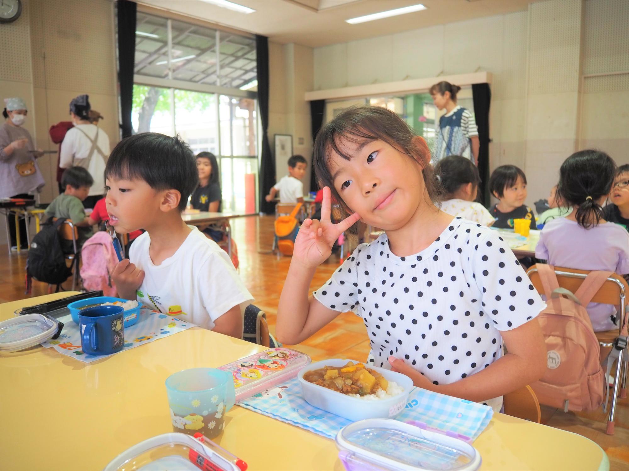 会食でカレーを食べる子ども