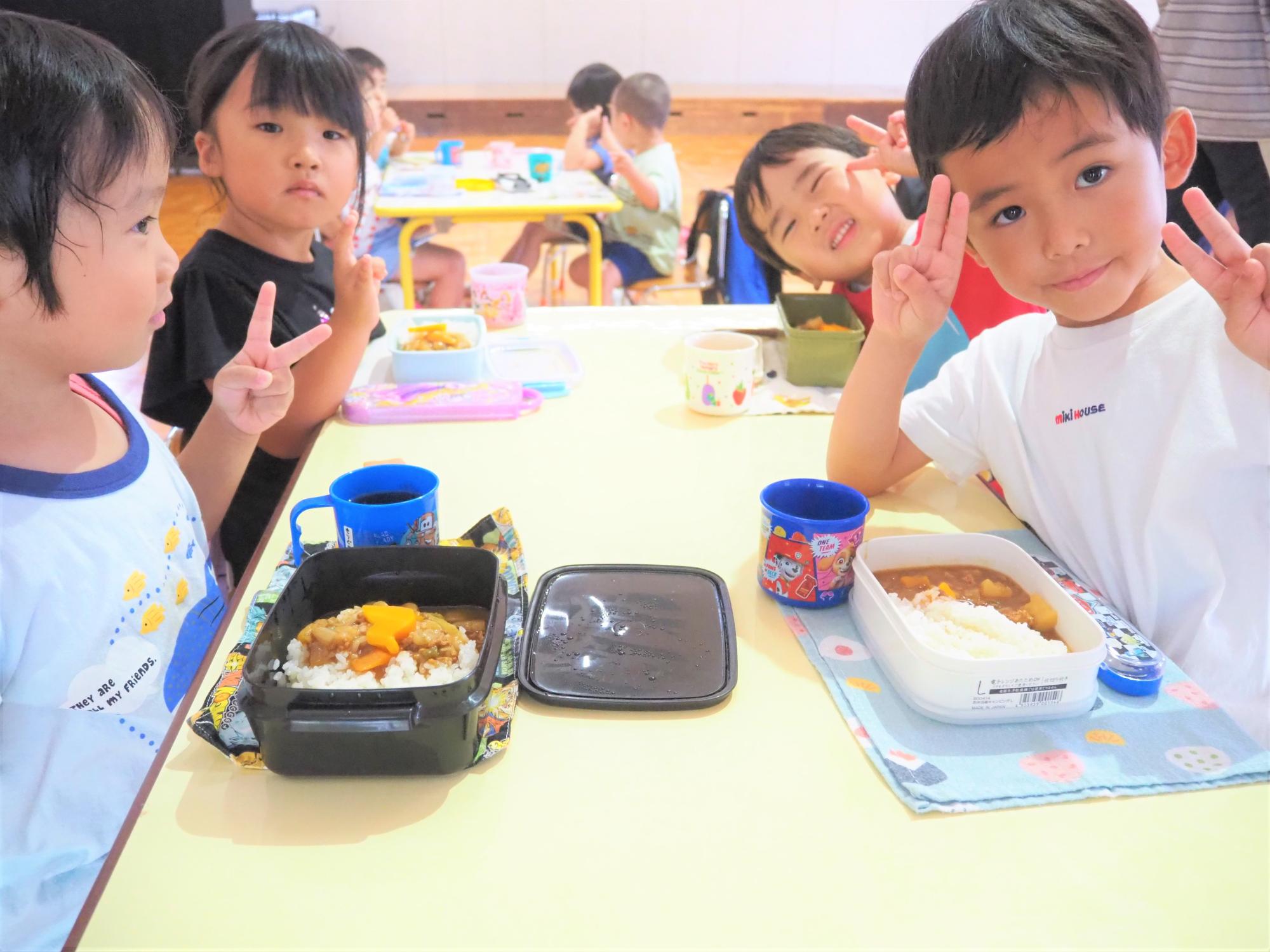 会食でカレーを食べる子ども