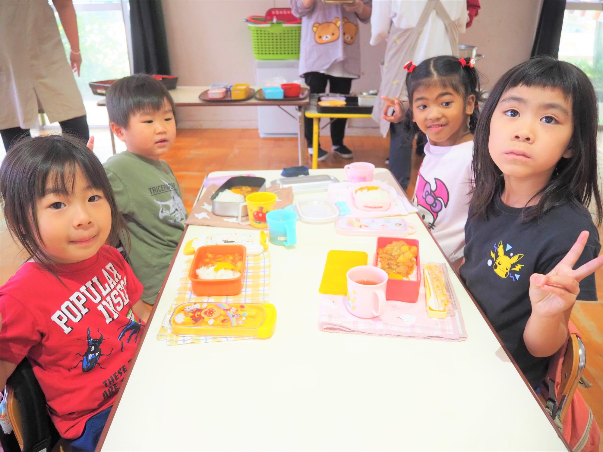 会食でカレーを食べる子ども