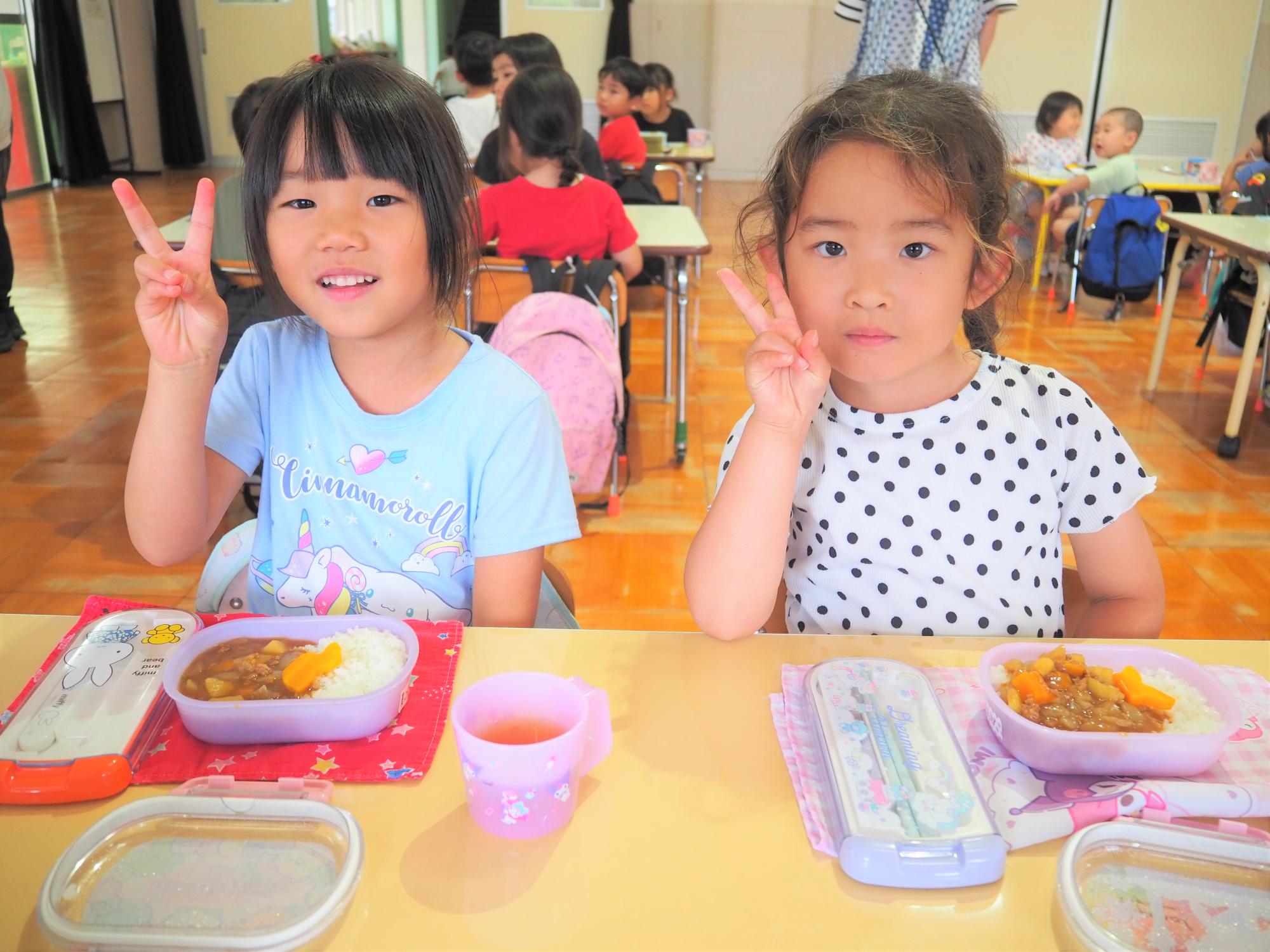 会食でカレーを食べる子ども