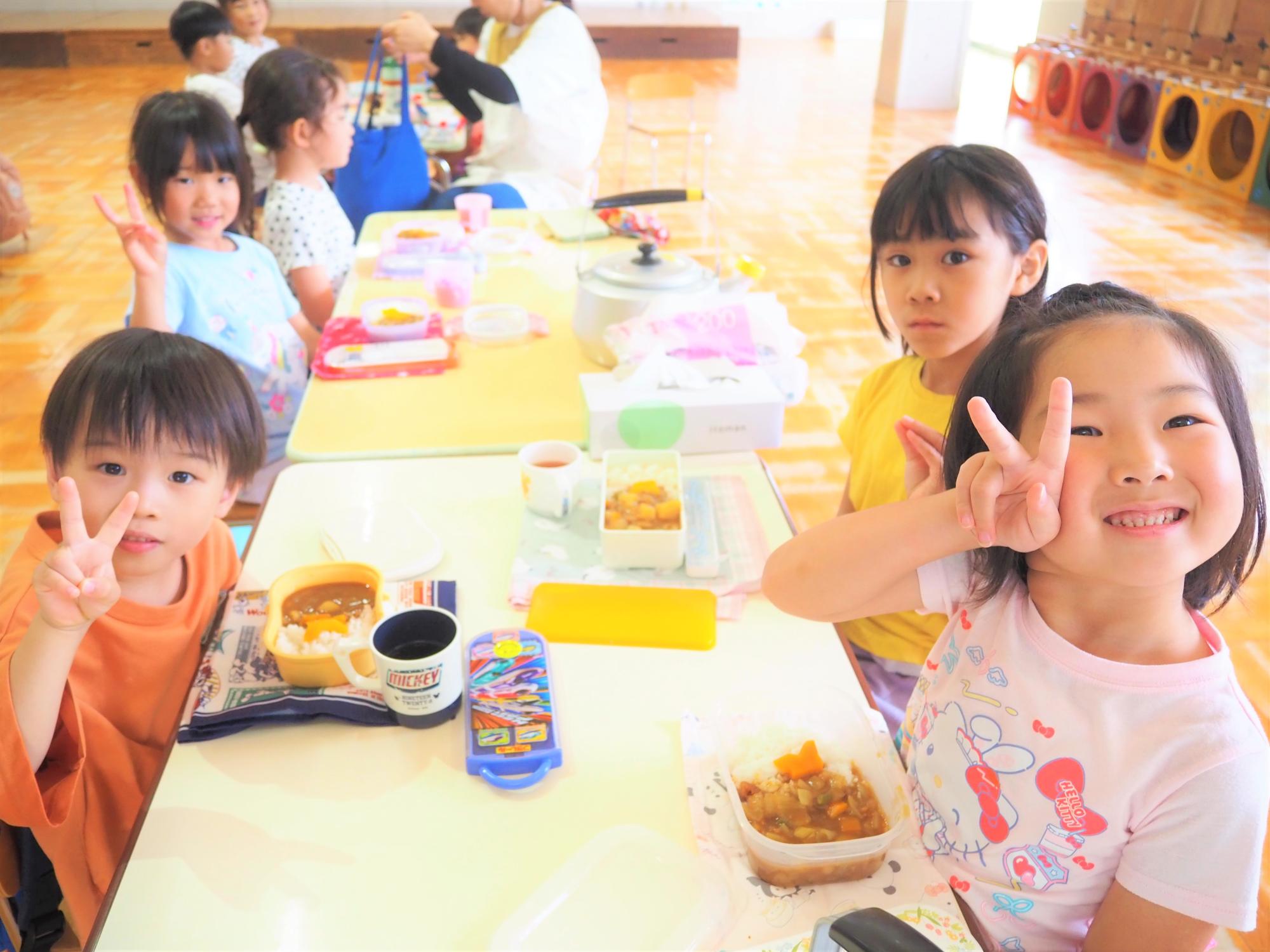 会食でカレーを食べる子ども