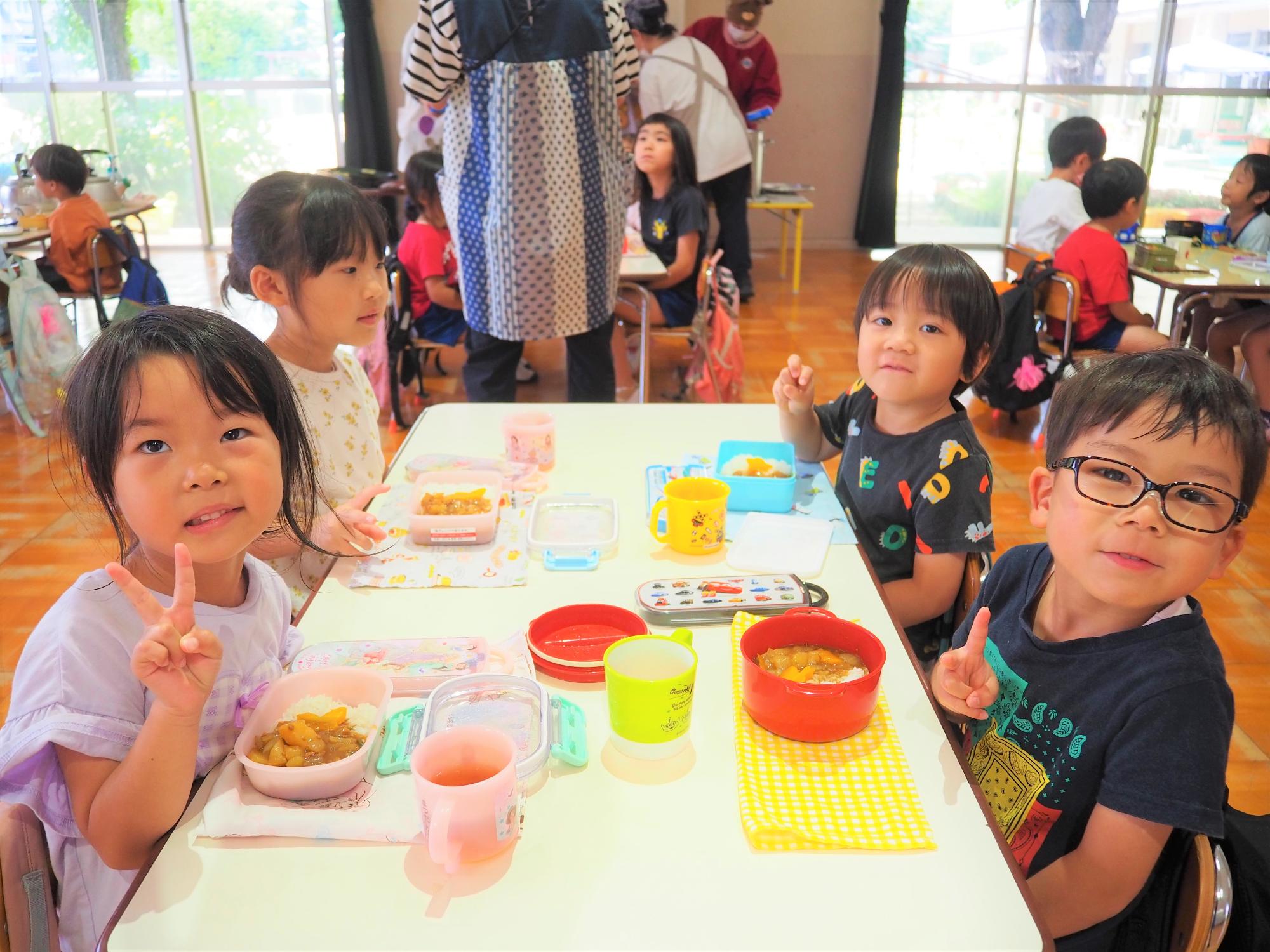会食でカレーを食べる子ども