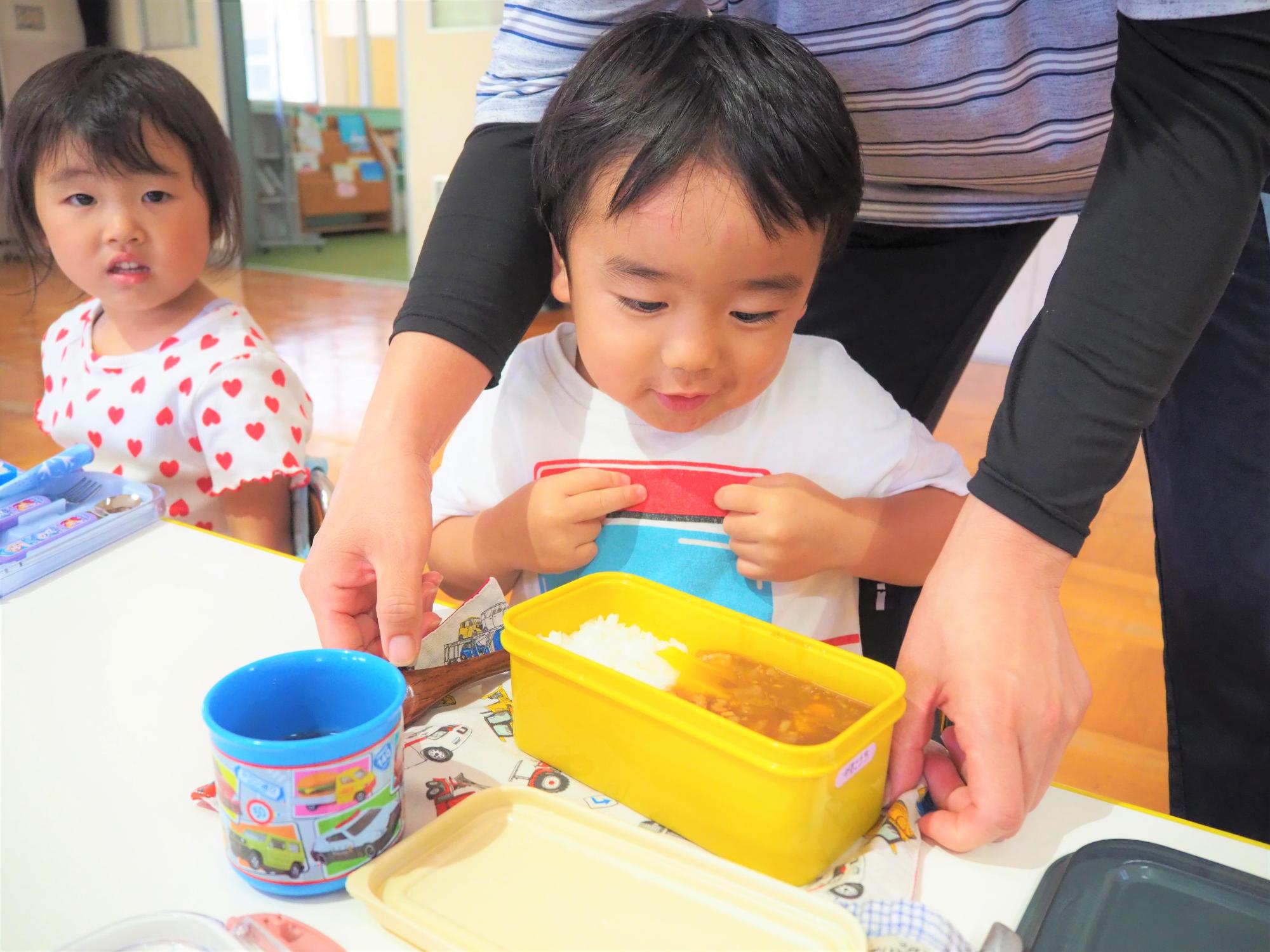 会食でカレーを食べる子ども