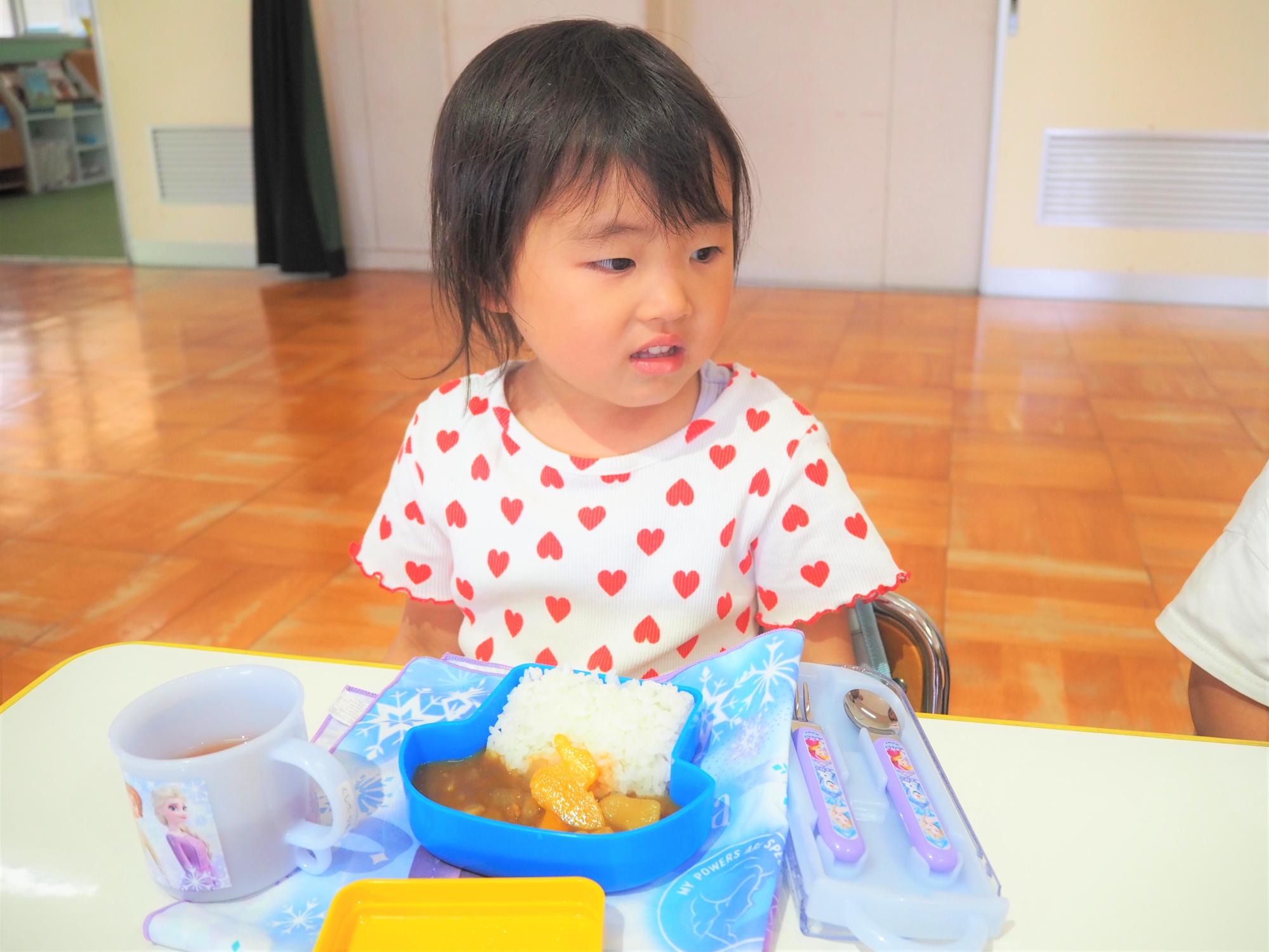 会食でカレーを食べる子ども