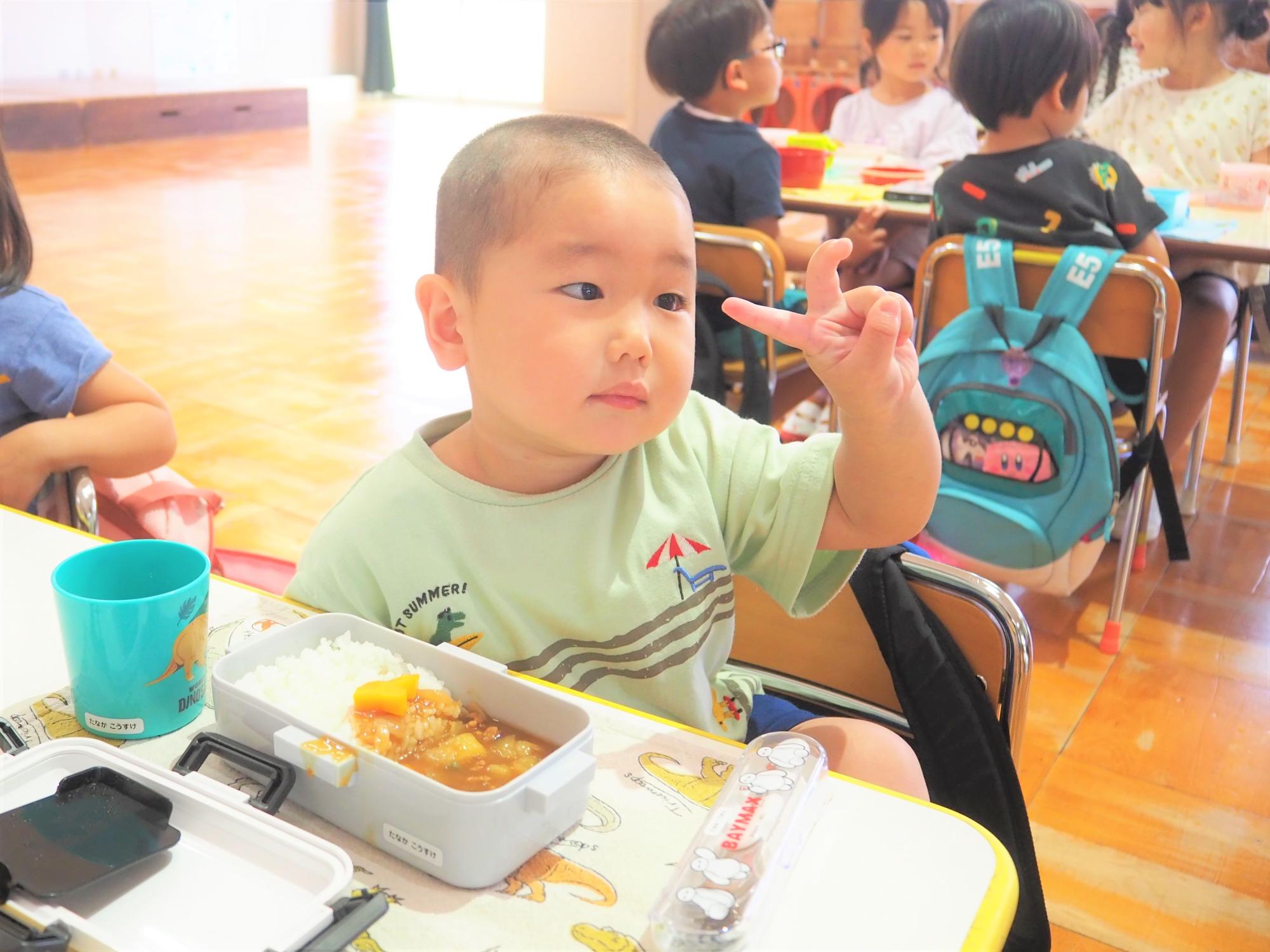 会食でカレーを食べる子ども