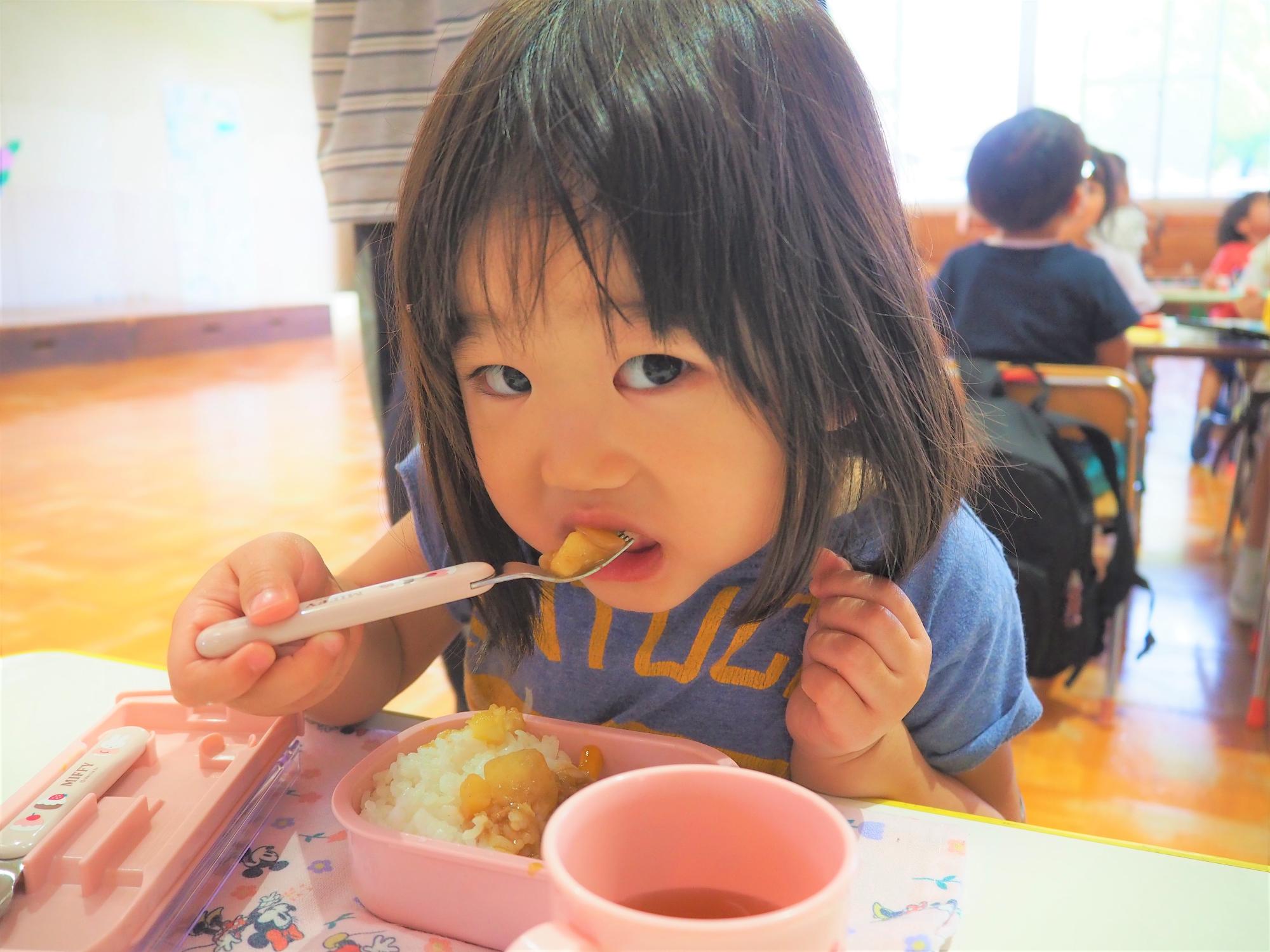 会食でカレーを食べる子ども
