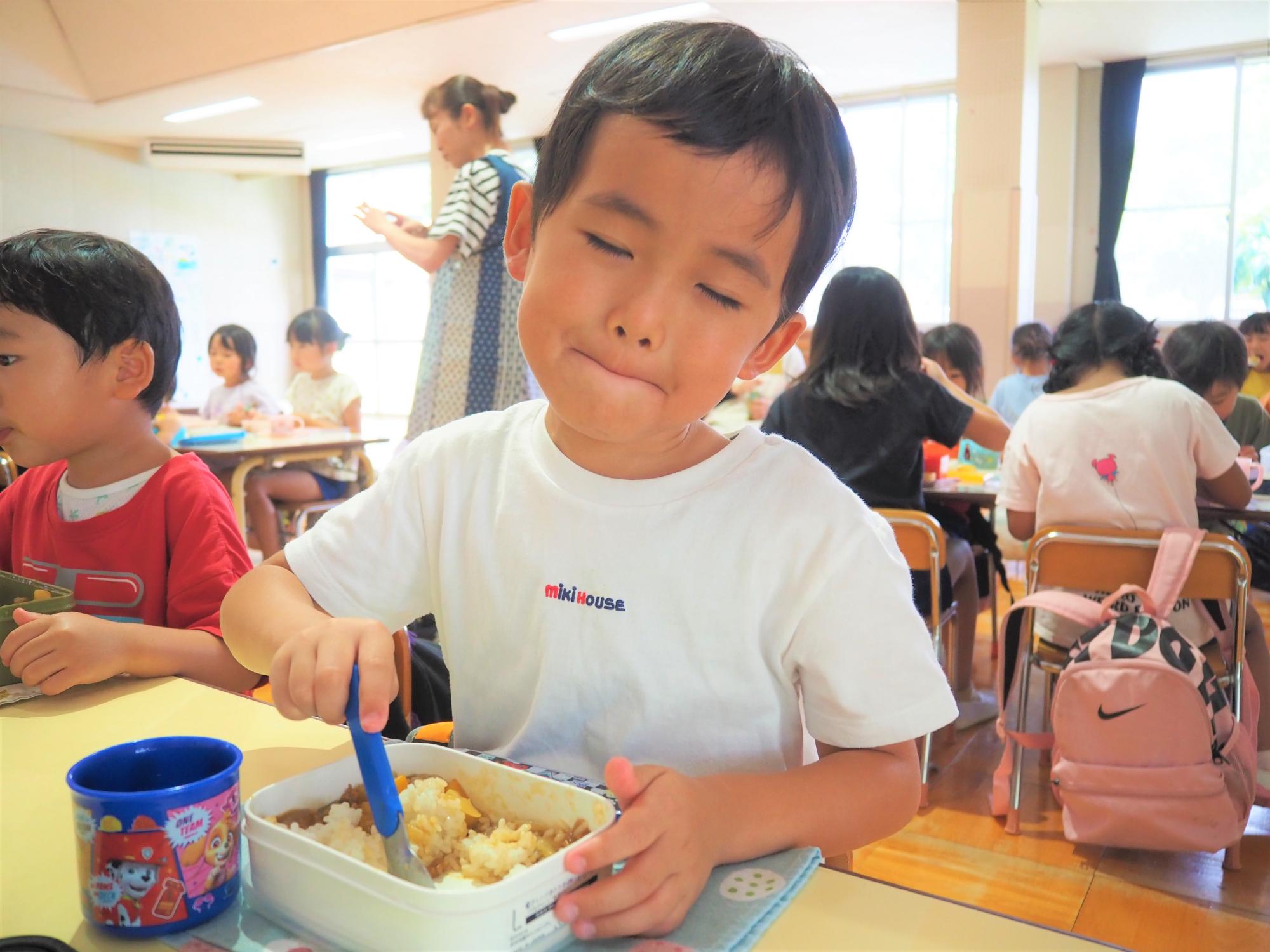 会食でカレーを食べる子ども