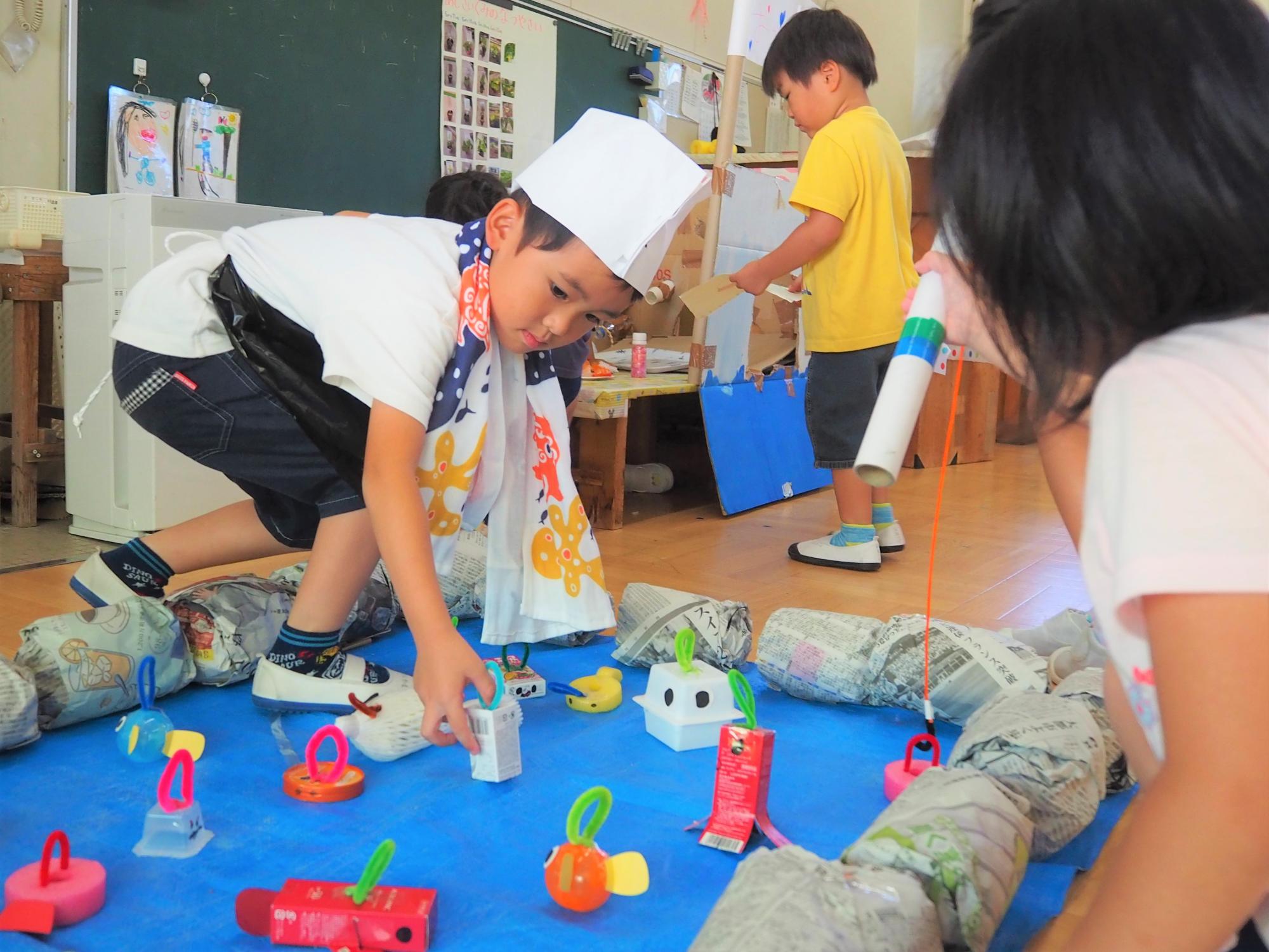 釣りの遊びをする子ども