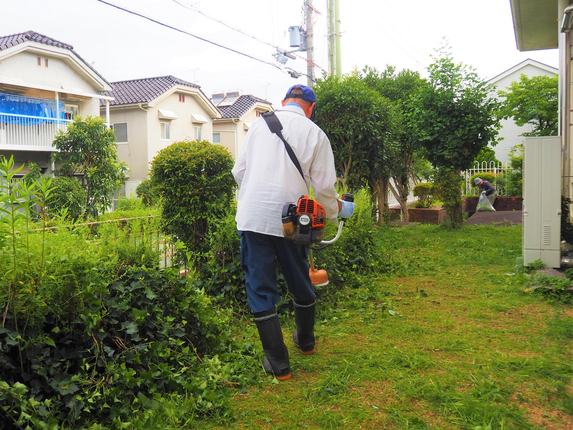 草刈りをする男の人