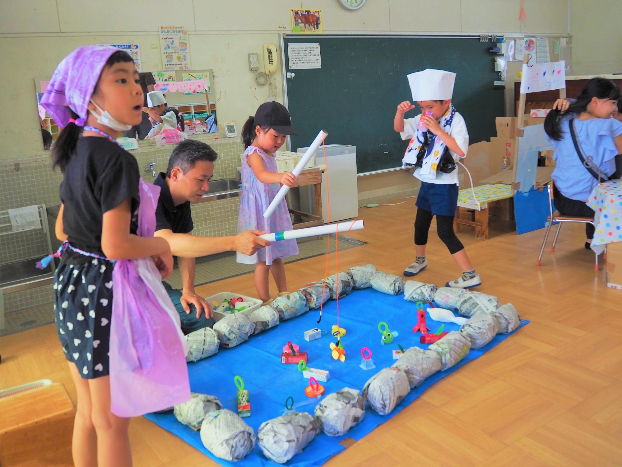 釣りの遊びをする子ども