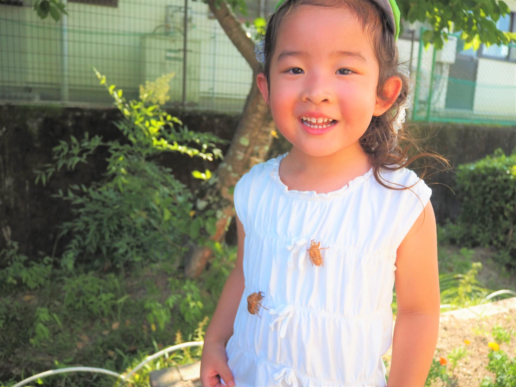 セミの抜け殻と子ども