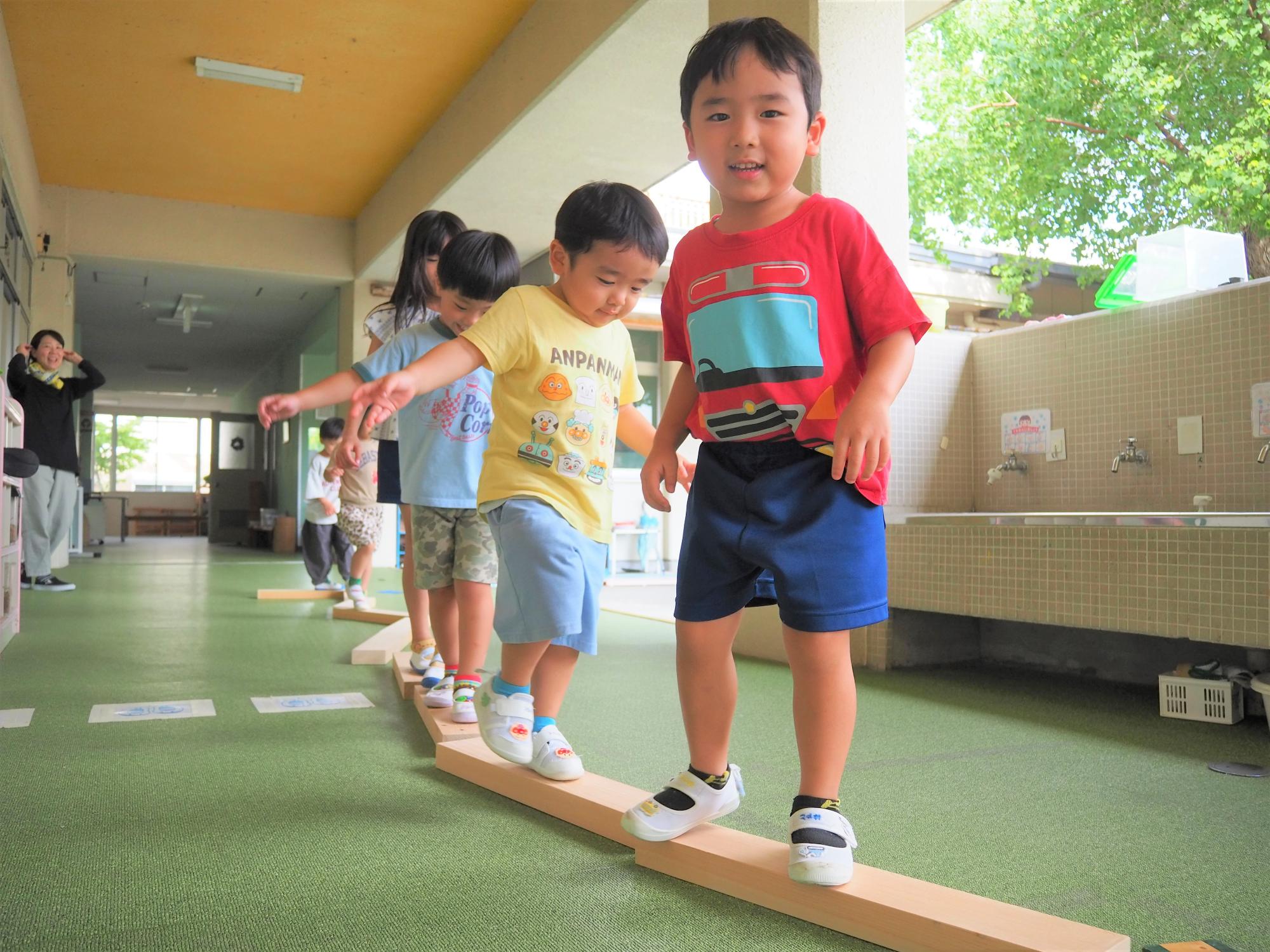 体を動かす子供