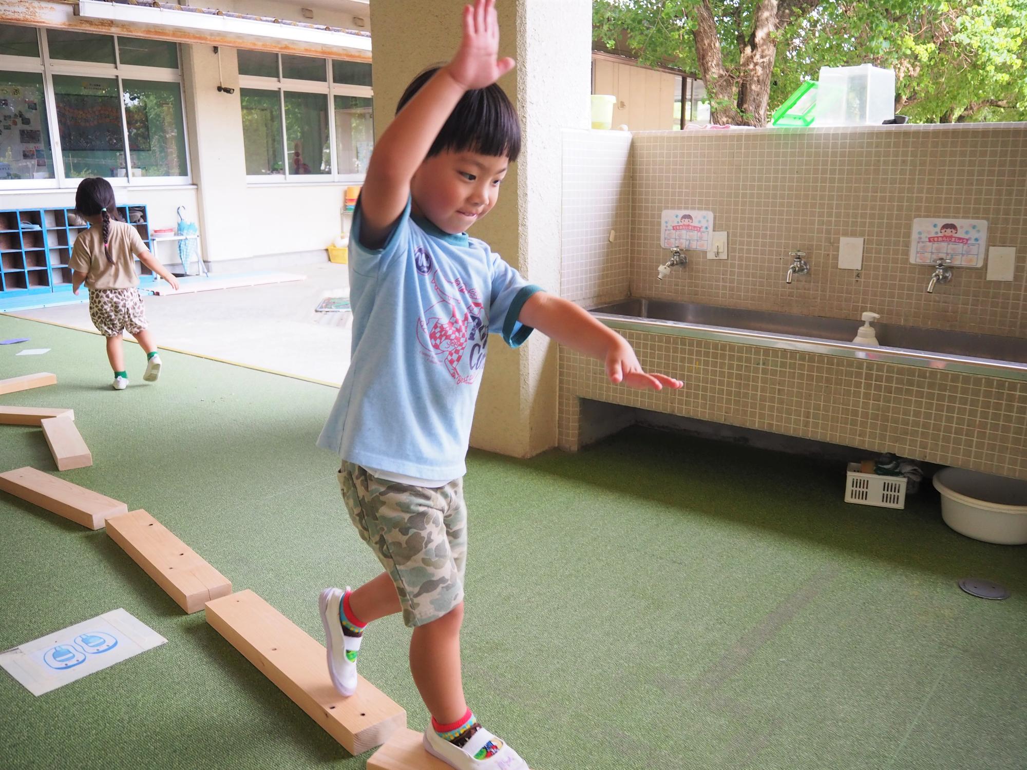 体を動かす子供
