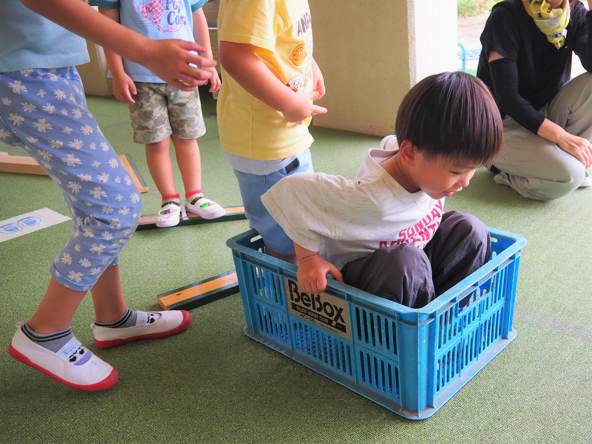 体を動かす子供