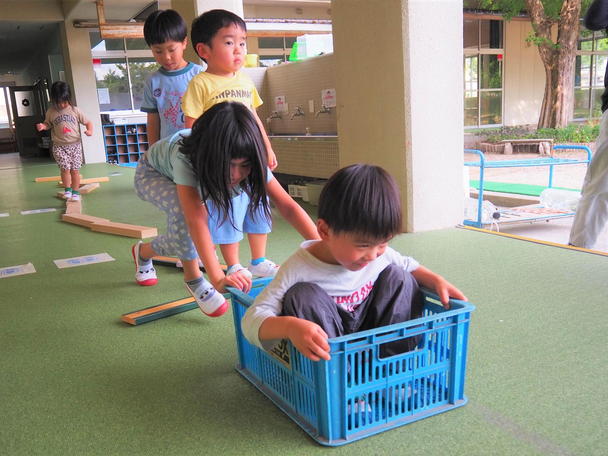 体を動かす子供